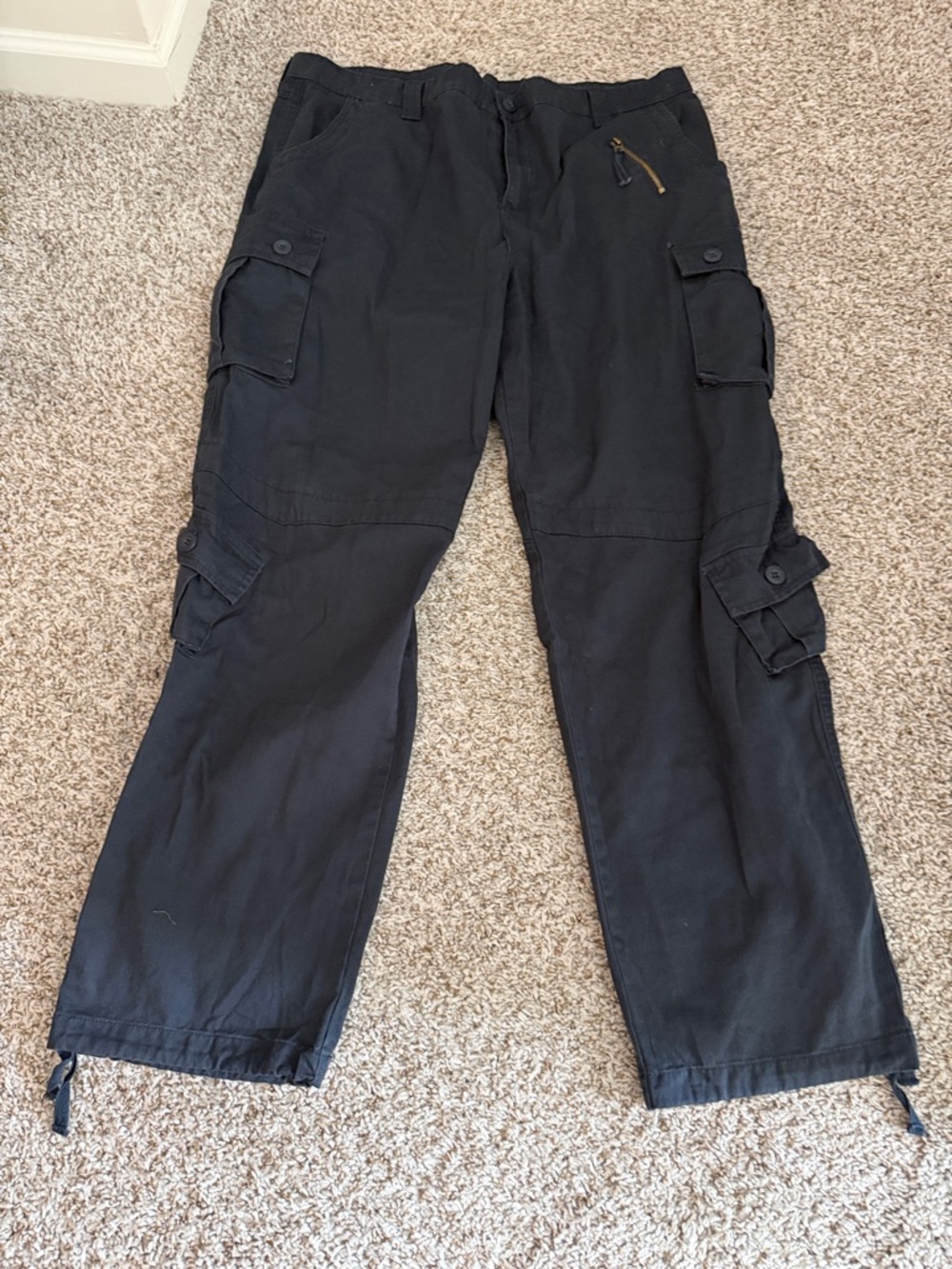 Men's Black Cargo Pants with Multi-Pocket Utility Design
